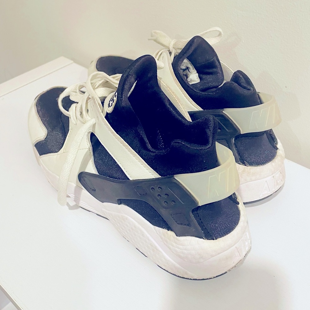 NIKE AIR HUARACHE MENS RUNNER. Size 10.5.